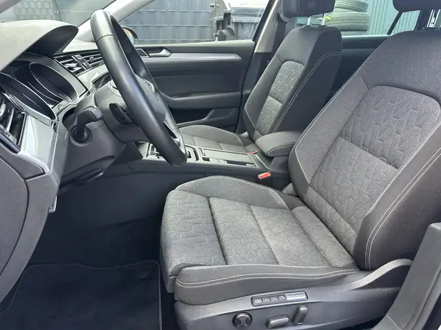 Volkswagen Passat view 11