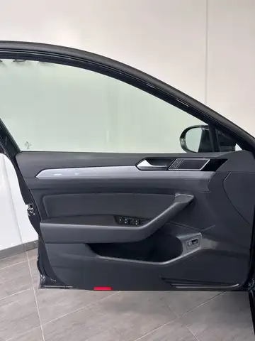 Volkswagen Passat view 8