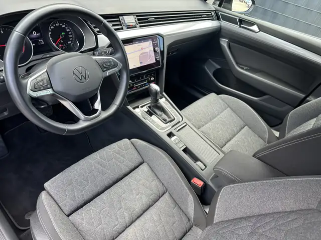 Volkswagen Passat view 10