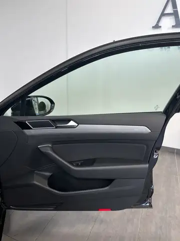 Volkswagen Passat view 9