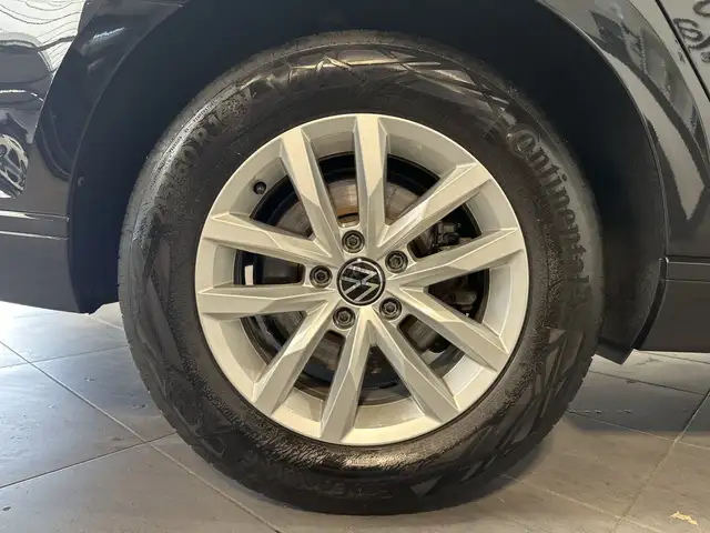 Volkswagen Passat view 3