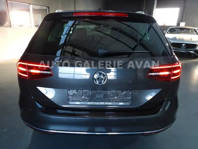 Volkswagen Passat view 6