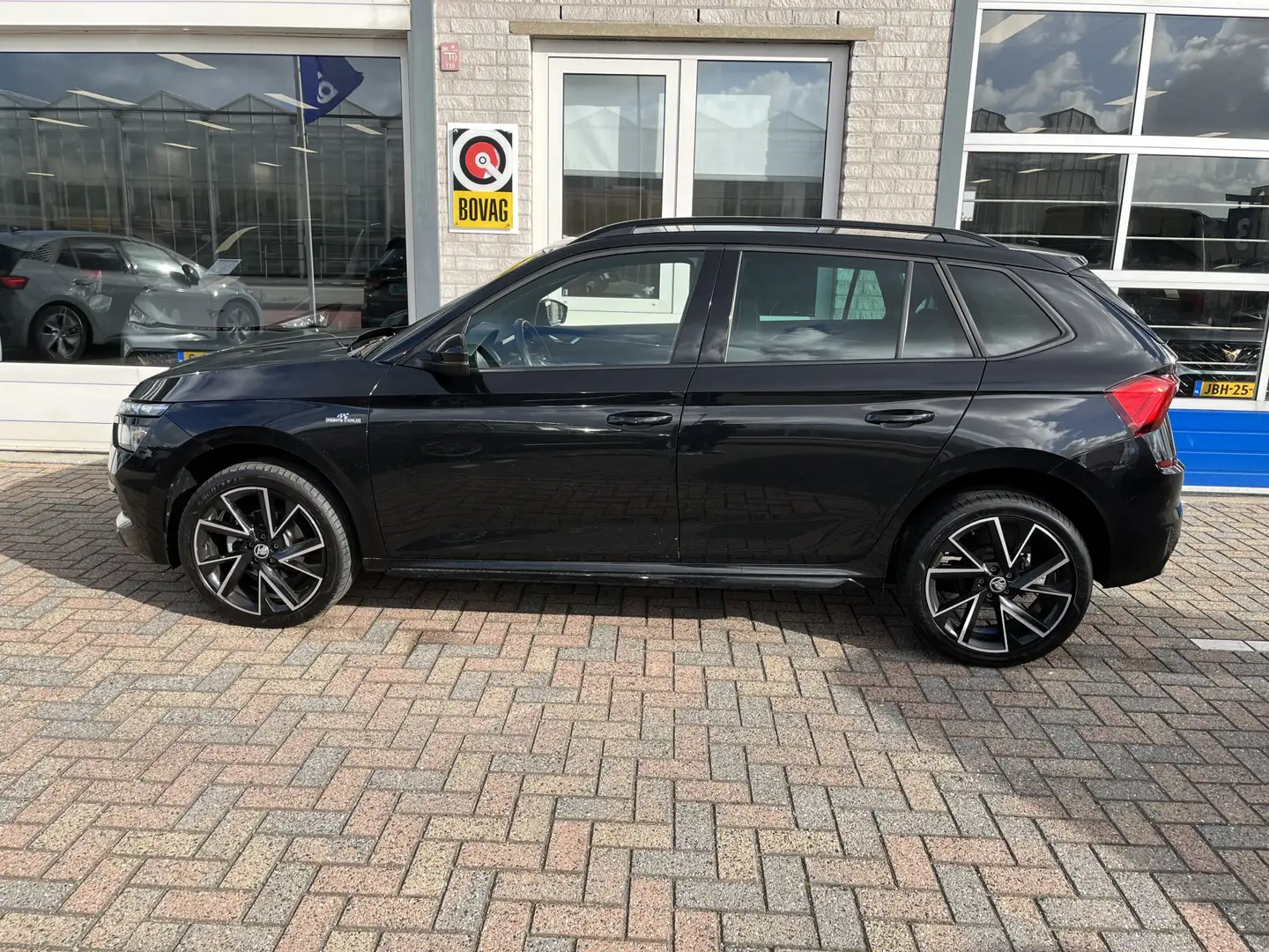 Skoda Kamiq 1.5 TSI Monte Carlo / AUTOMAAT/ ELEKTR. TREKHAAK/ Zwart - 2