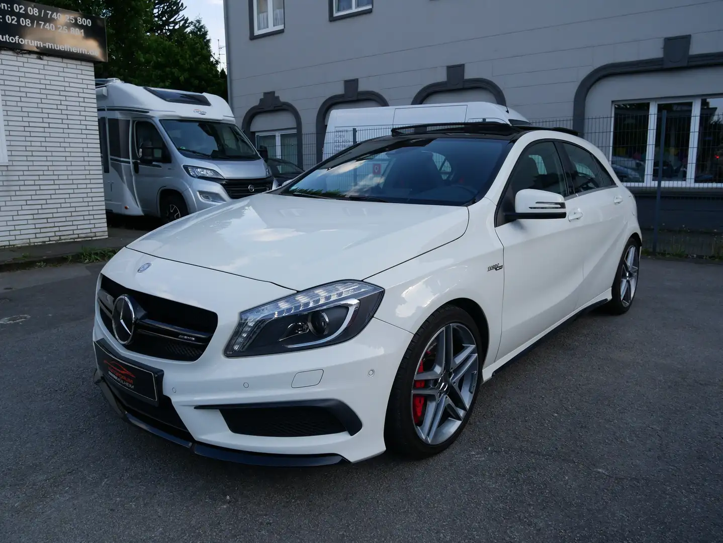 Mercedes-Benz A 45 AMG A 45 AMG 4Matic Bi-Xenon ILS Pano H&K Totwinke Kam Bílá - 1
