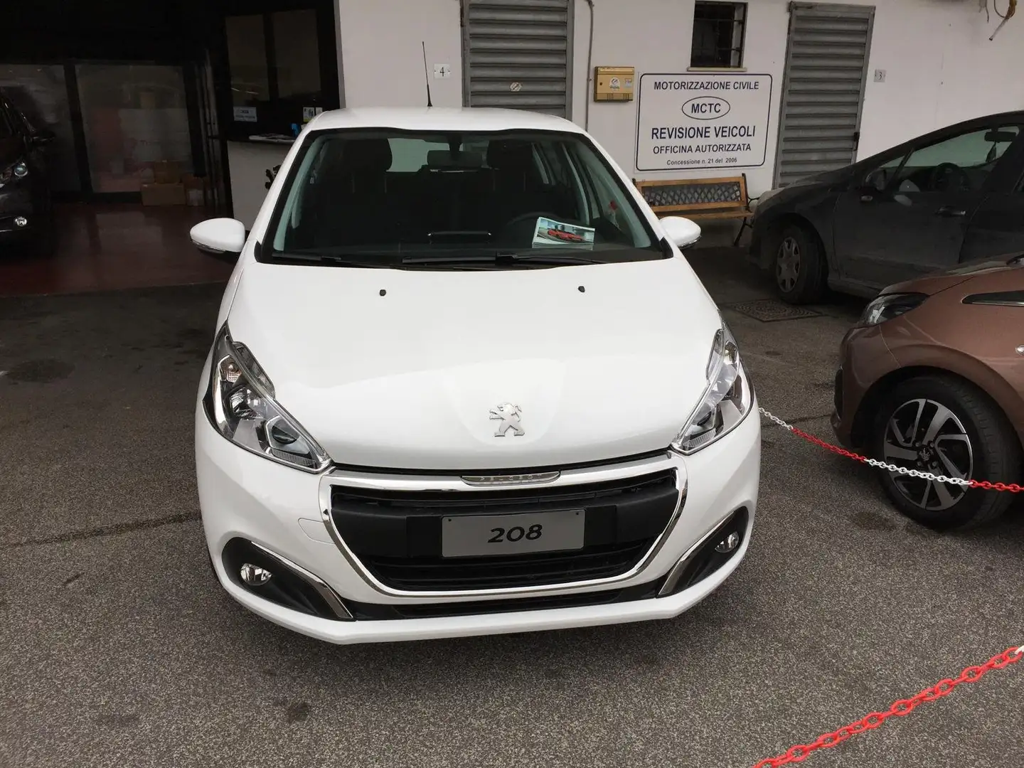 Peugeot 208 5p 1.5 bluehdi Active s Белый - 1
