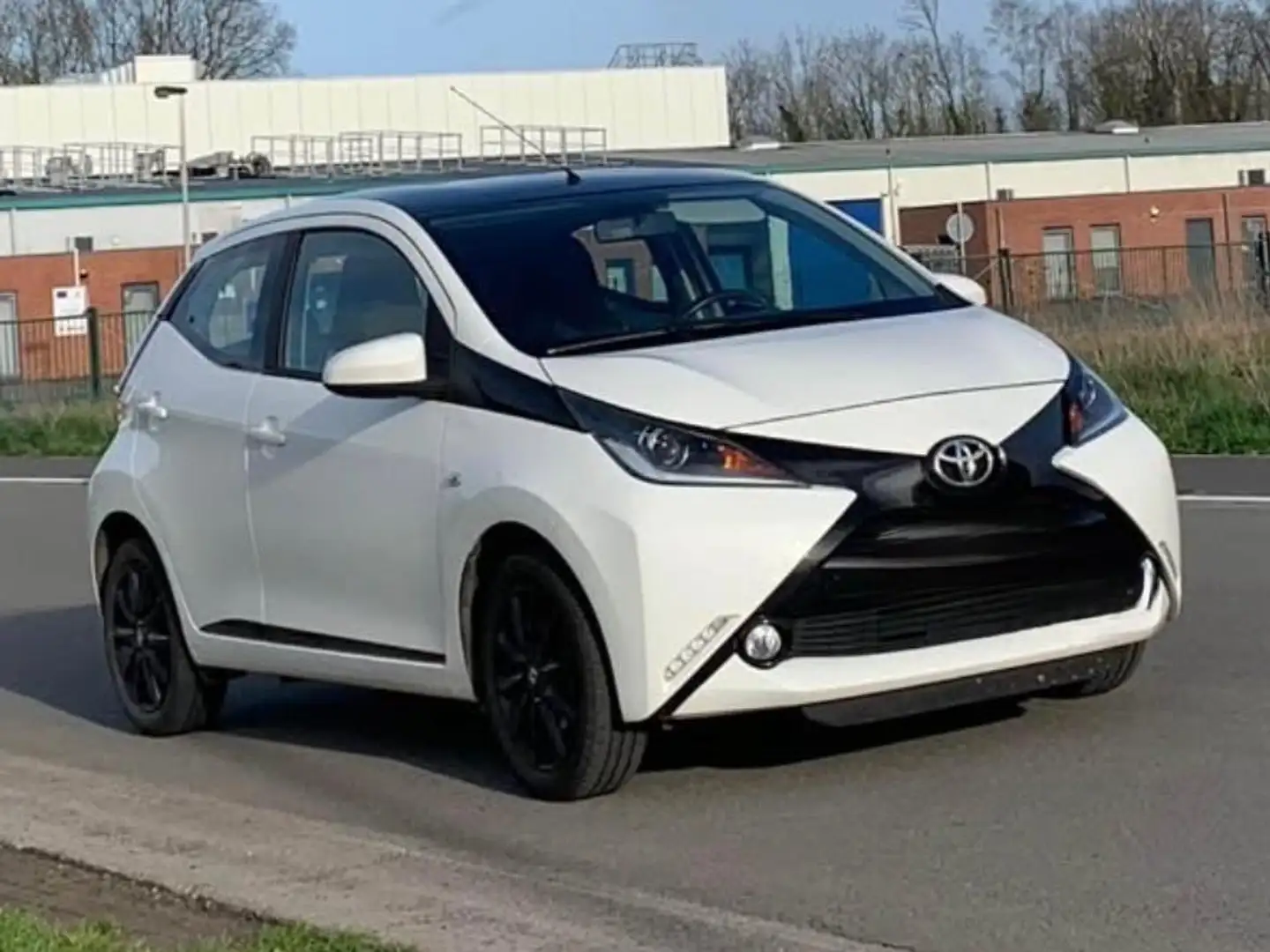 Toyota Aygo Aygo 1.0i VVT-i x-play Blanc - 1