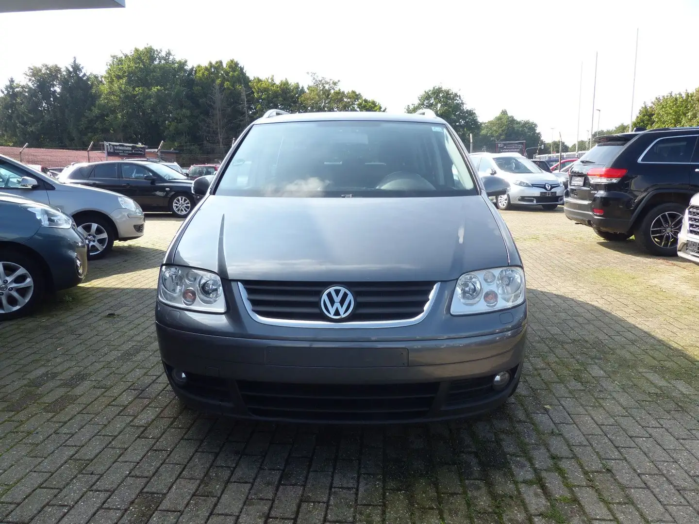Volkswagen Touran Highline 1.6 / 7 Sitzer Inspektion / Grau - 2