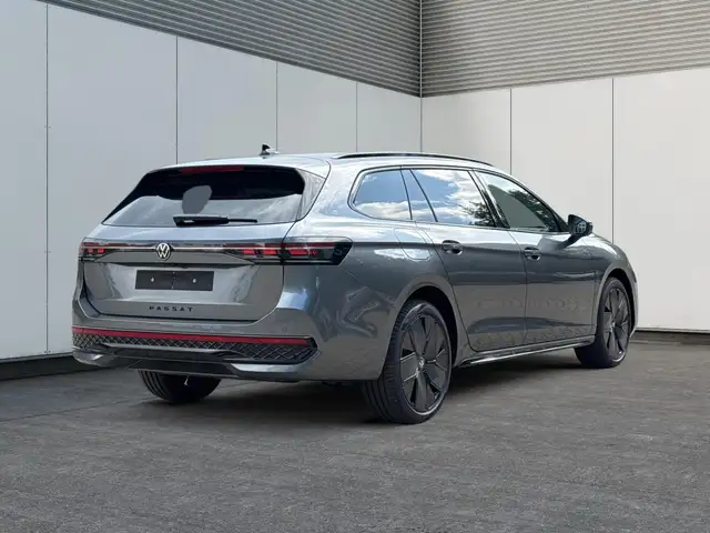 Volkswagen Passat Variant R-Line Edition Plus LEDER+PANO+AHK+MATRIX+eHK+3... Ansicht 3
