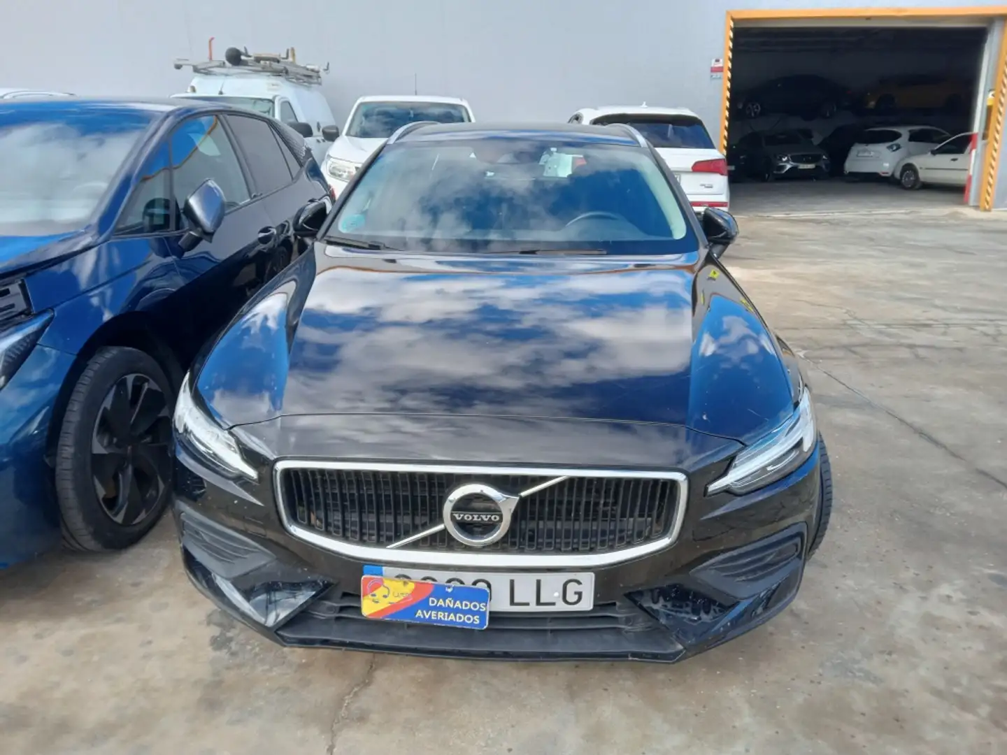 Volvo V60 D4 Momentum Pro Aut. Czarny - 1