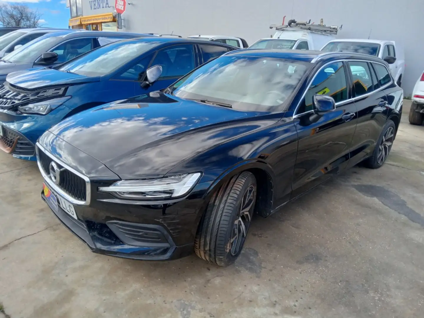 Volvo V60 D4 Momentum Pro Aut. Czarny - 2