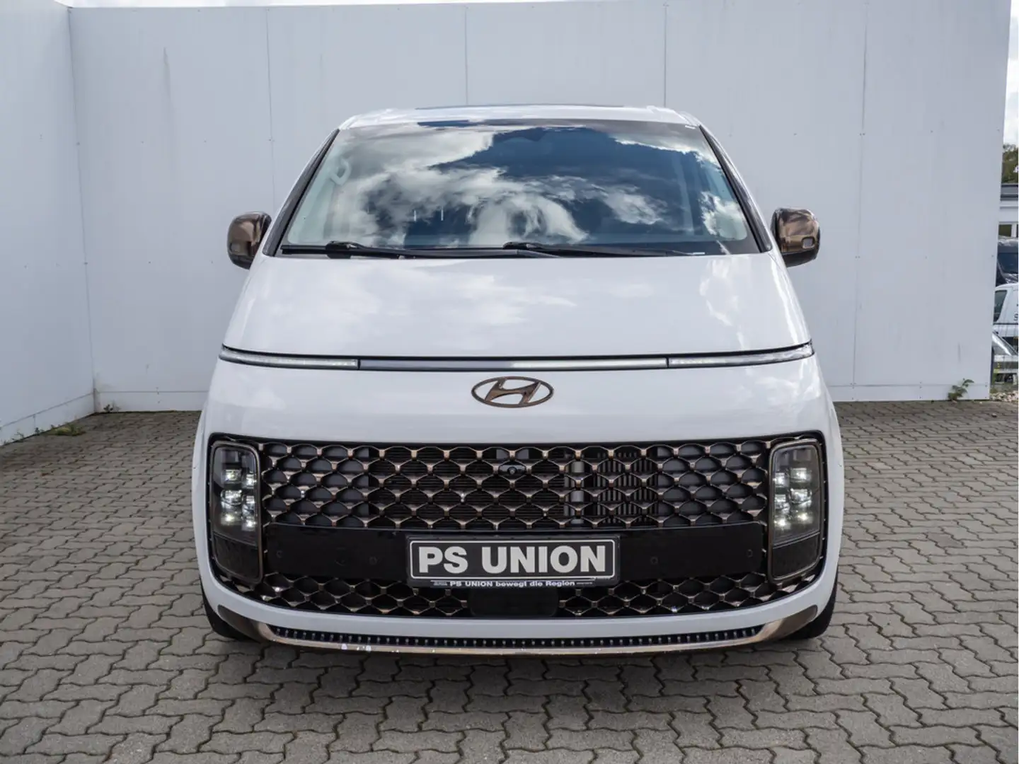 Hyundai STARIA 2.2 Signature 2WD *8-Fach Bereift* LED Weiß - 2