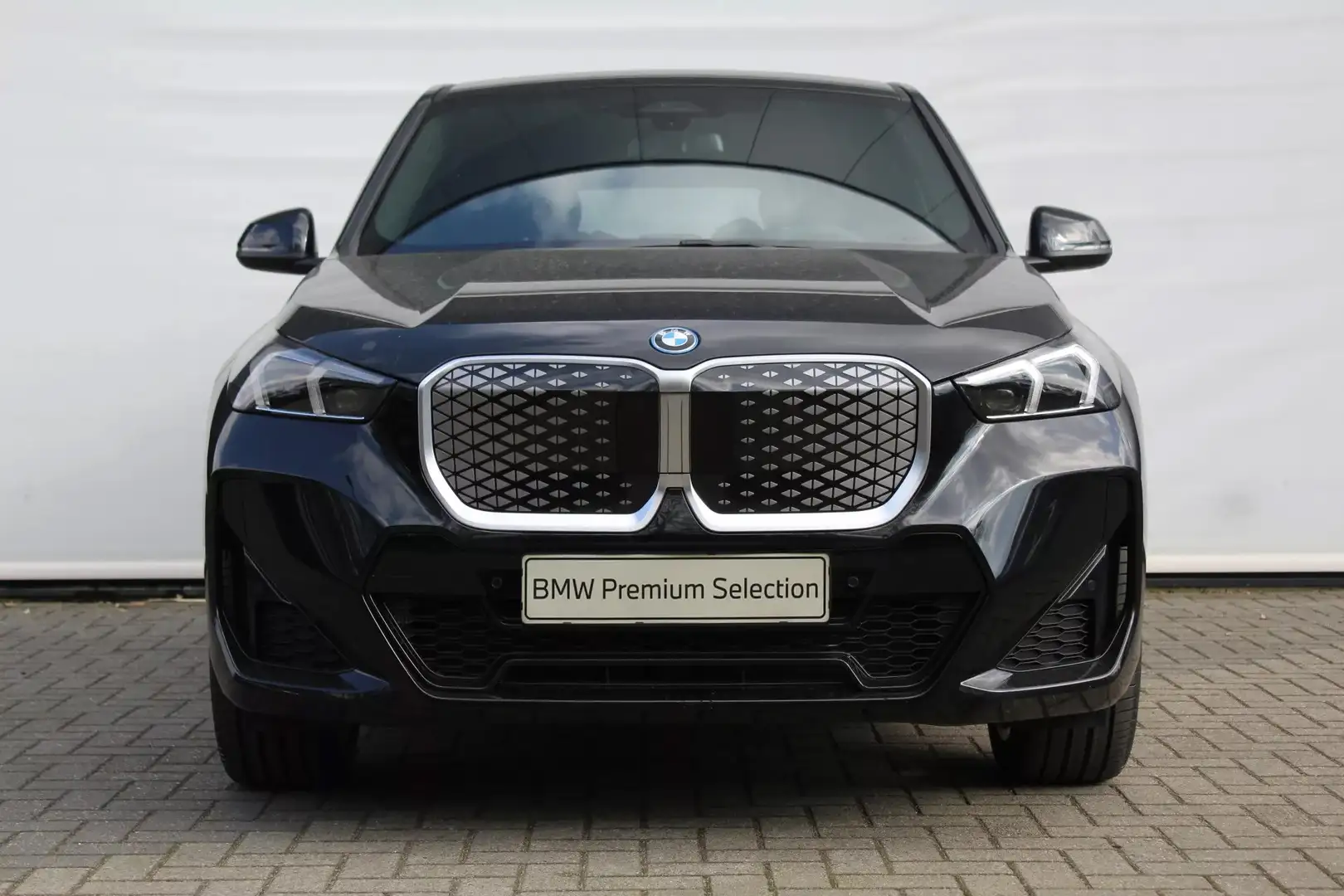 BMW iX1 eDrive20 M Sport / Panoramadak / Sportstoelen / Ad Zwart - 2