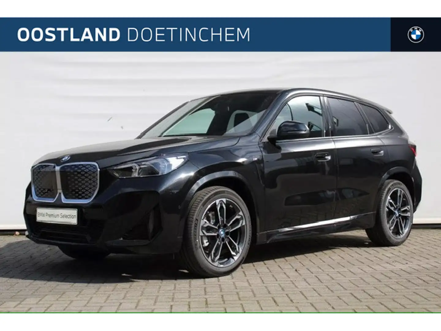 BMW iX1 eDrive20 M Sport / Panoramadak / Sportstoelen / Ad Zwart - 1
