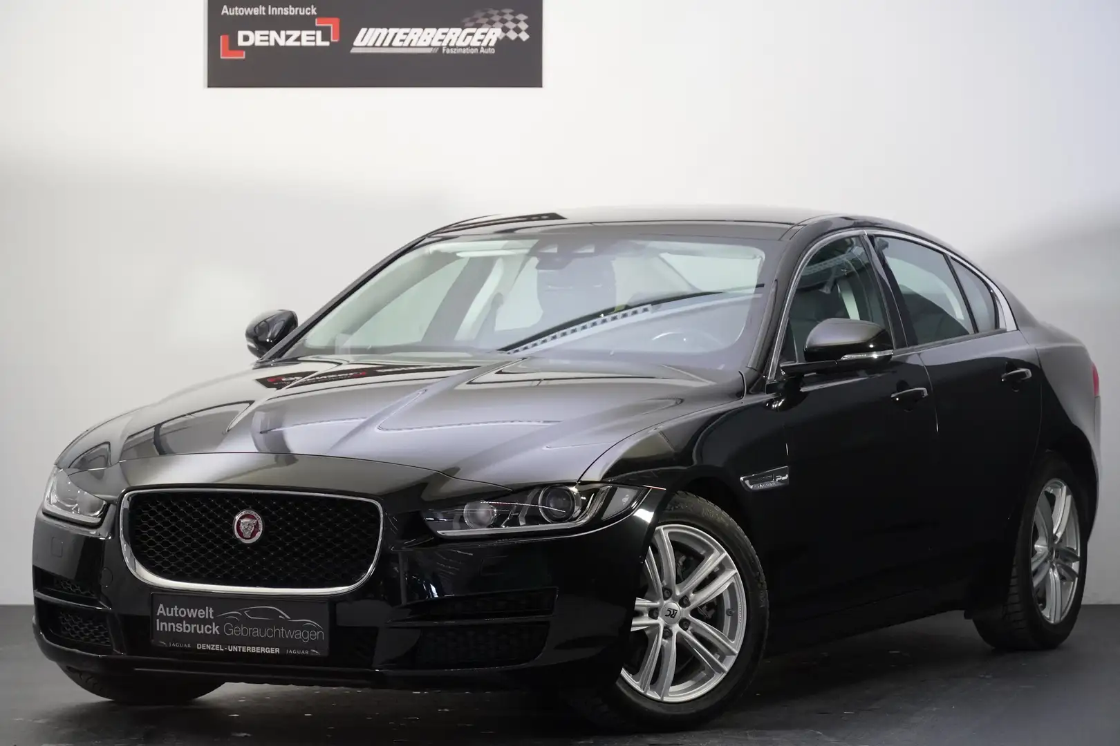 Jaguar XE XE 20d Pure Aut. Schwarz - 2