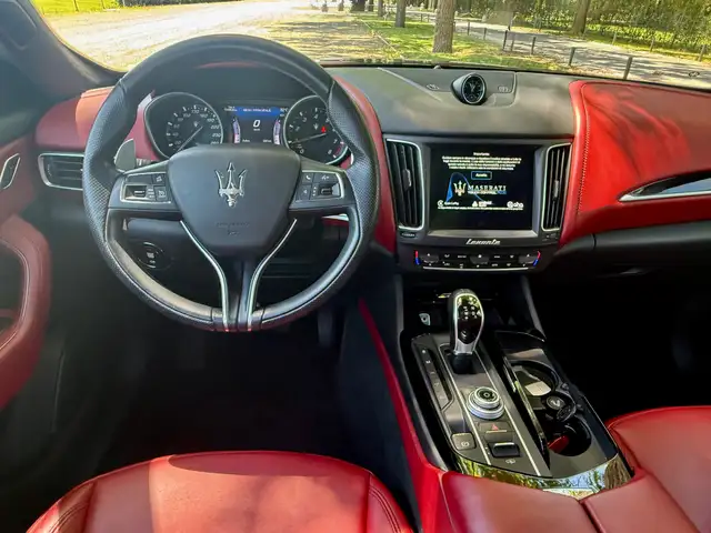 Maserati Levante view 11