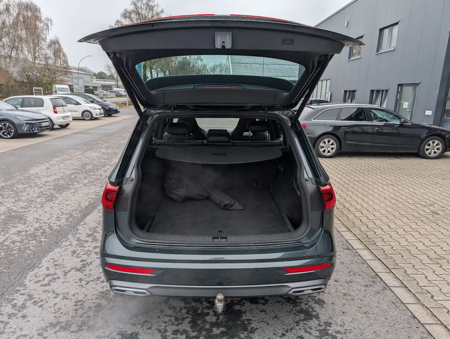 SEAT Tarraco FR 1,4 e-Hybrid *AHK*PanoDach* Grau - 2