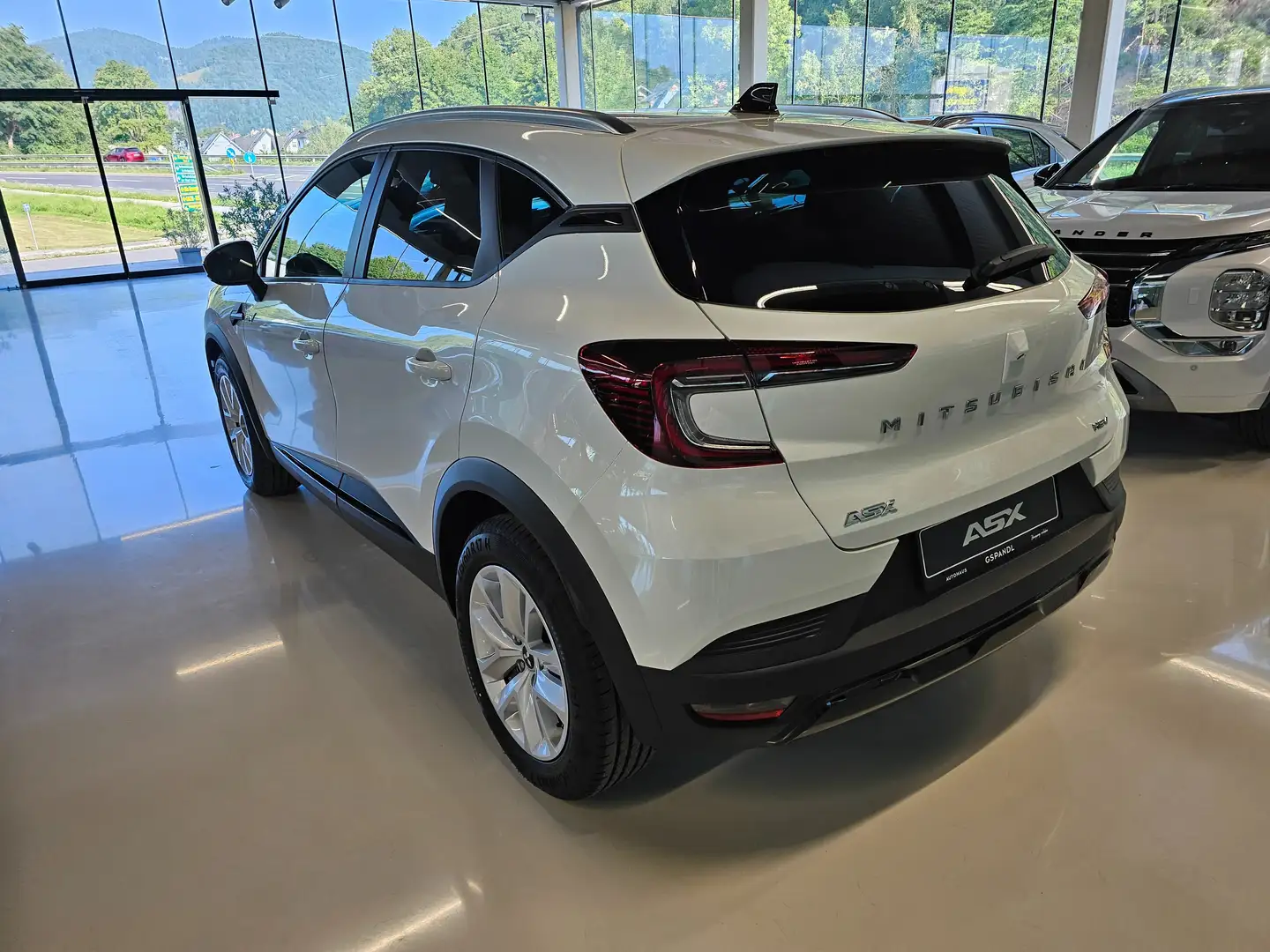 Mitsubishi ASX 1,8 HEV Invite S+C AT 26 Weiß - 2