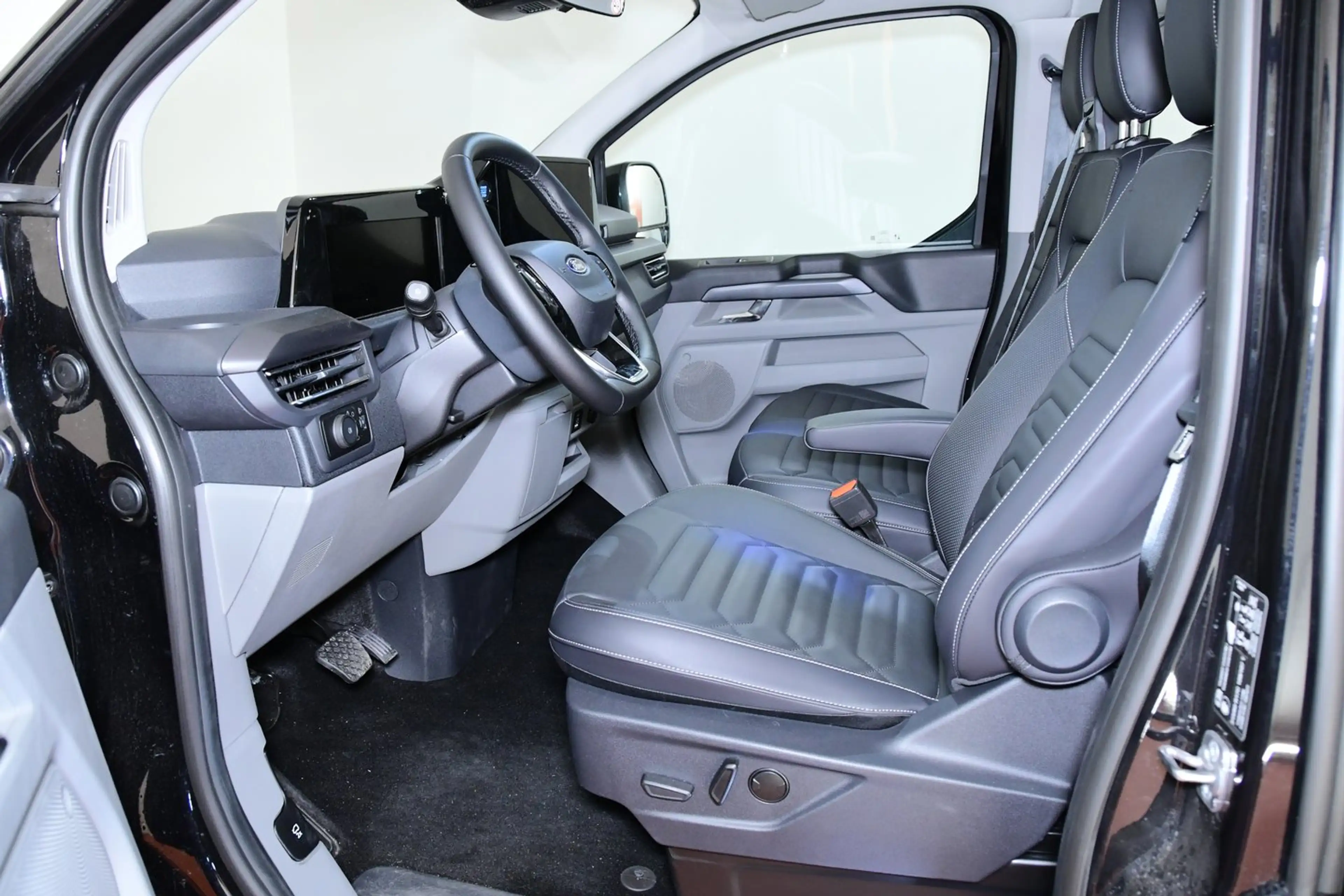 Ford Tourneo Custom Bus 2,0 EcoBlue 320 L1H1 — photo 7