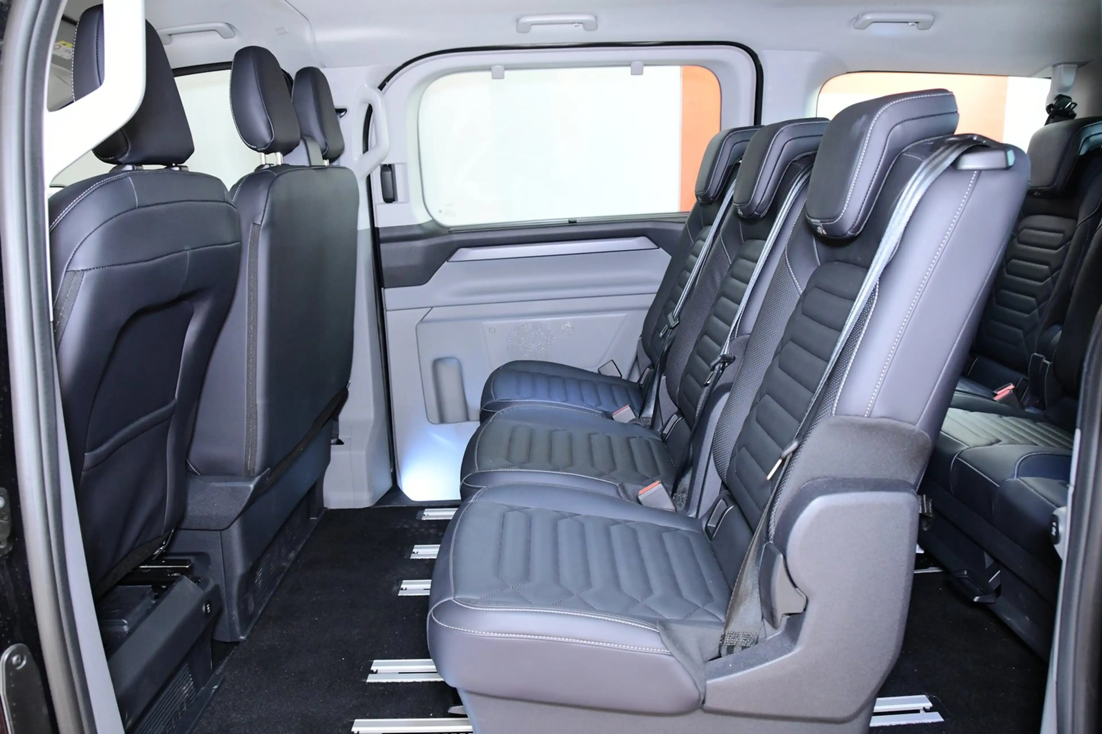 Ford Tourneo Custom Bus 2,0 EcoBlue 320 L1H1 — photo 10