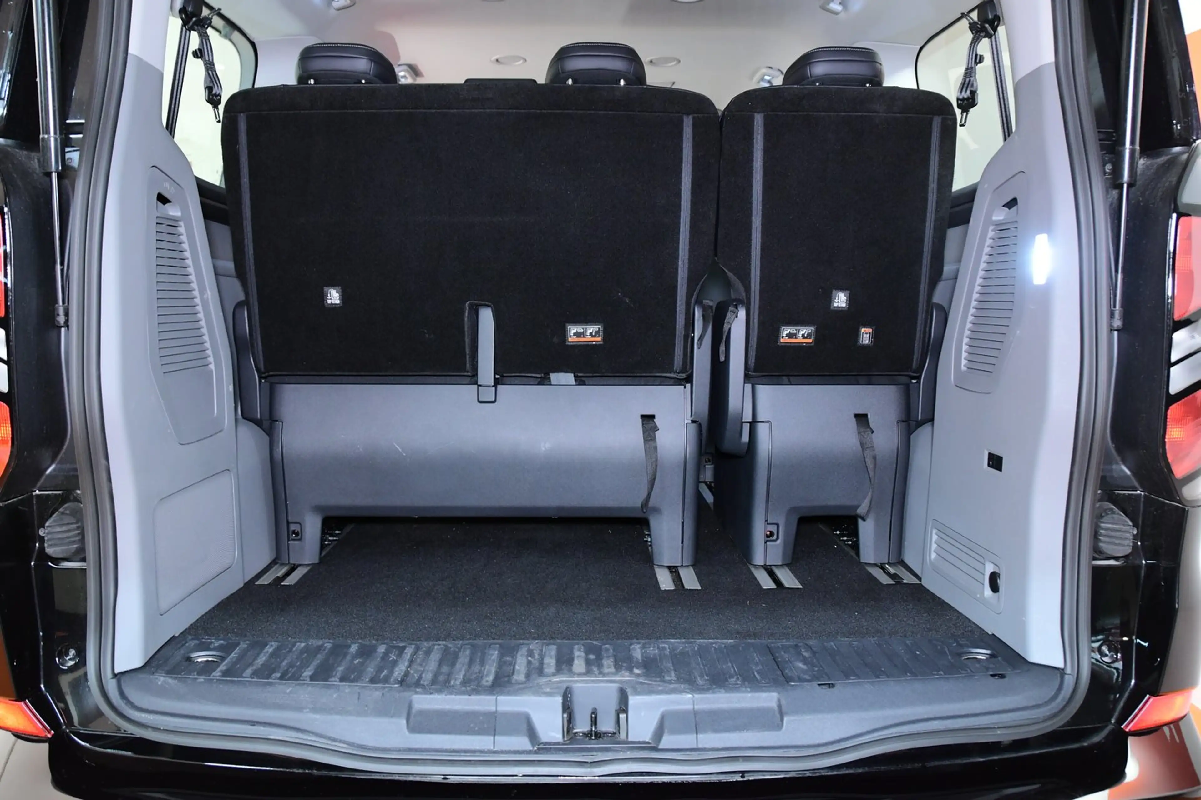 Ford Tourneo Custom Bus 2,0 EcoBlue 320 L1H1 — photo 14