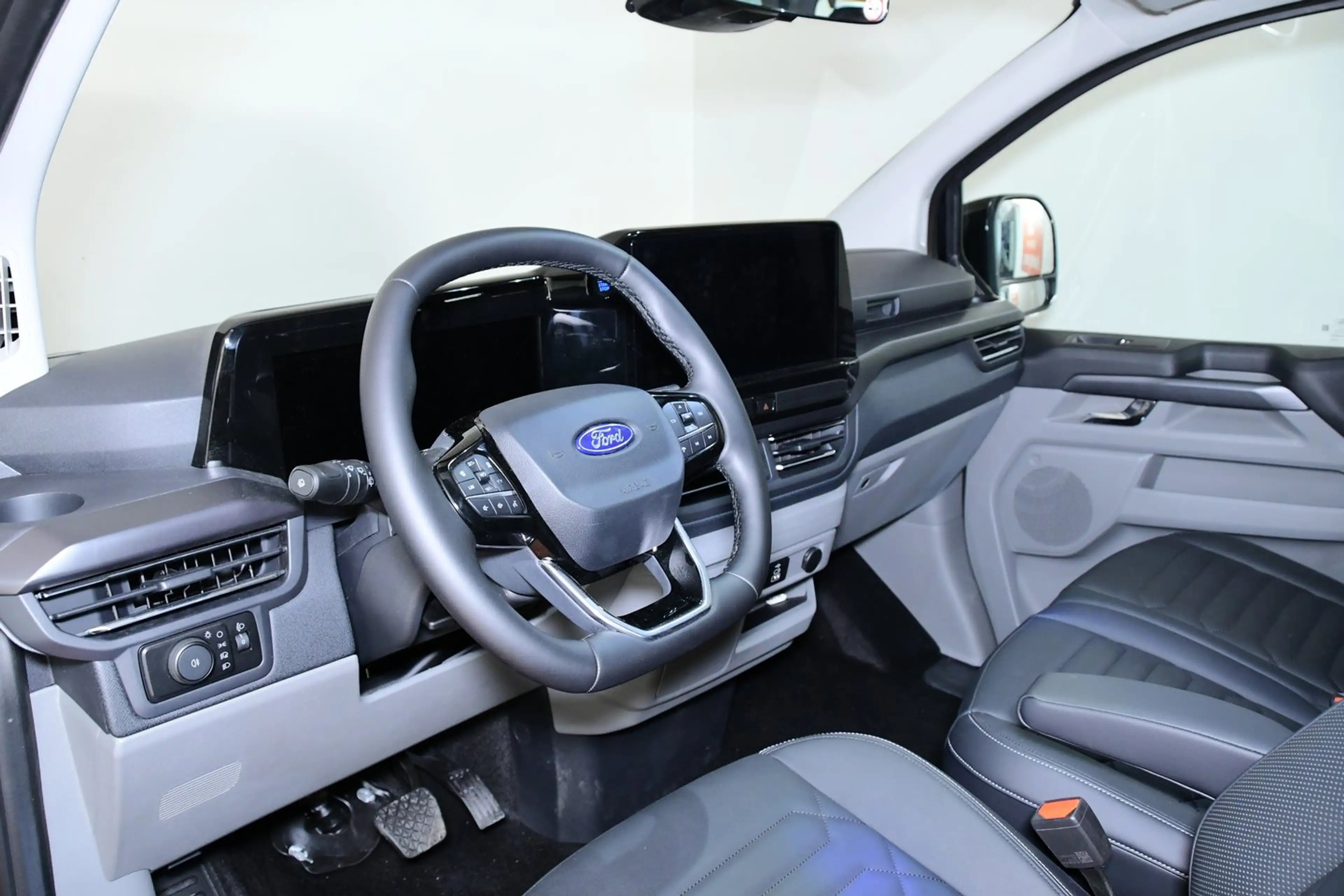 Ford Tourneo Custom Bus 2,0 EcoBlue 320 L1H1 — photo 9
