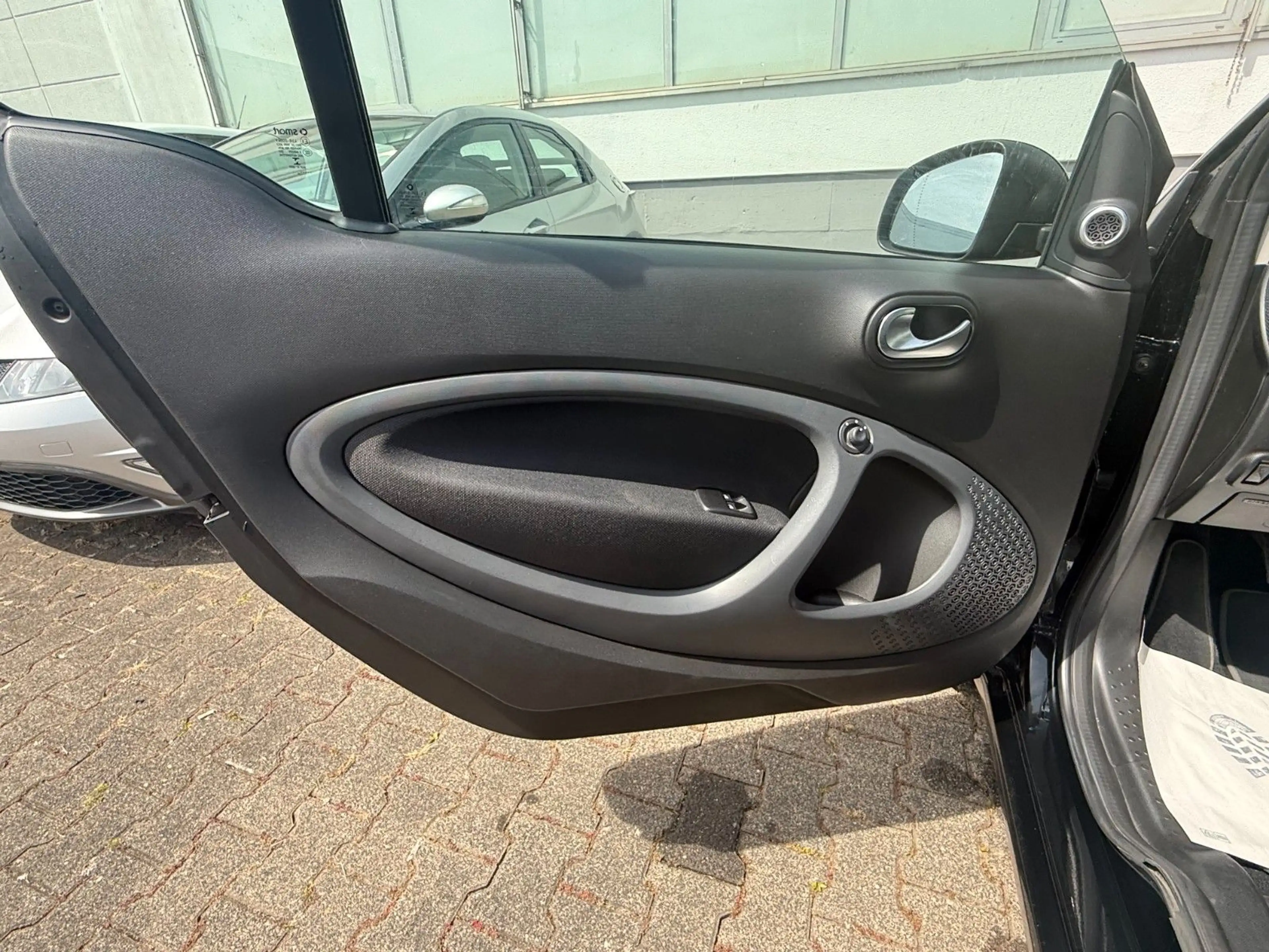 smart forTwo cabrio 90PS /CABRIO/KLIMA/NAVI/SHZ — photo 9