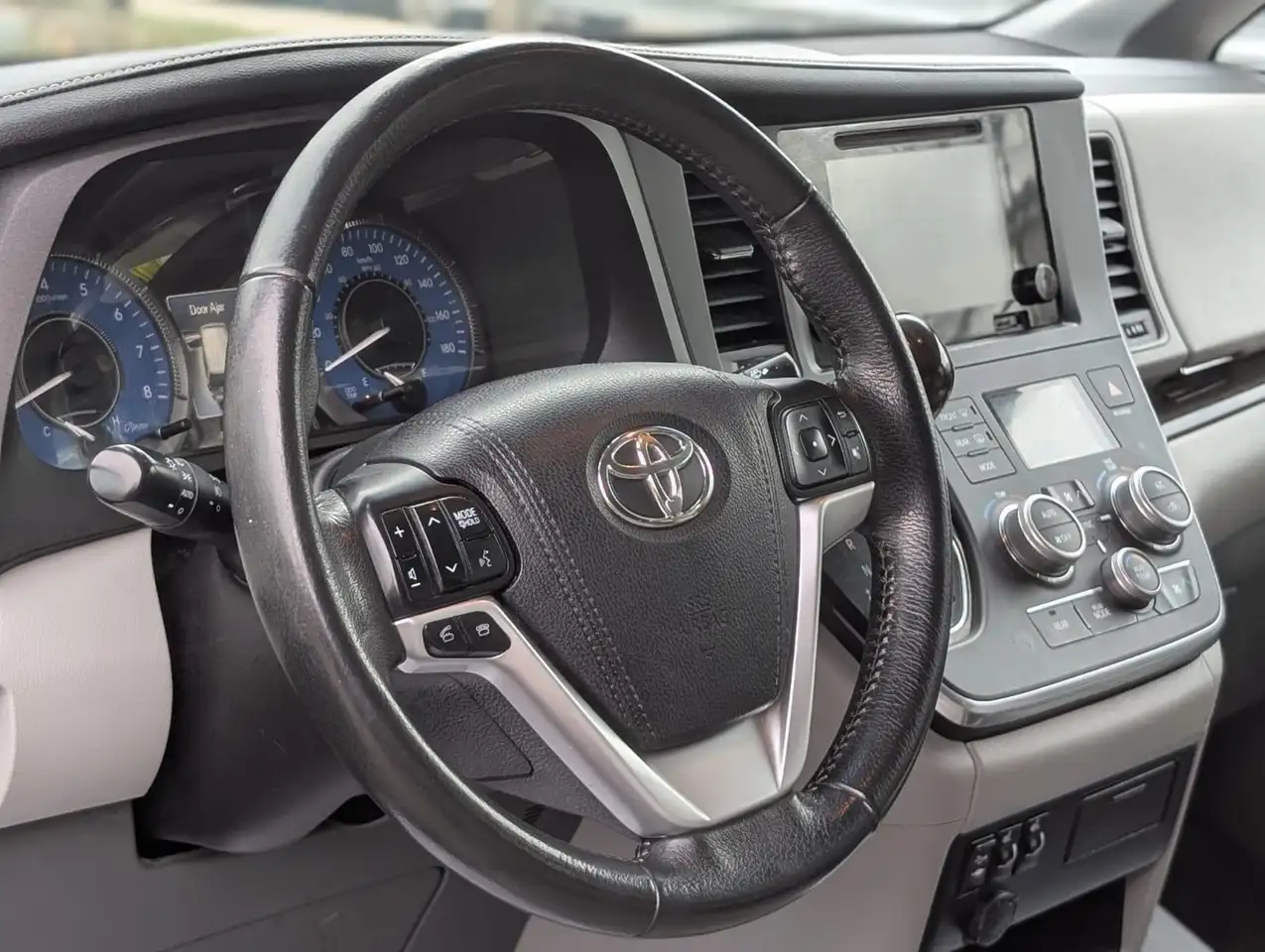 Toyota Sienna снимка Toyota Sienna