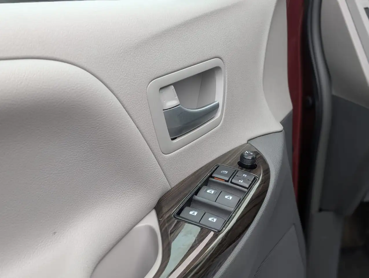 Toyota Sienna снимка Toyota Sienna