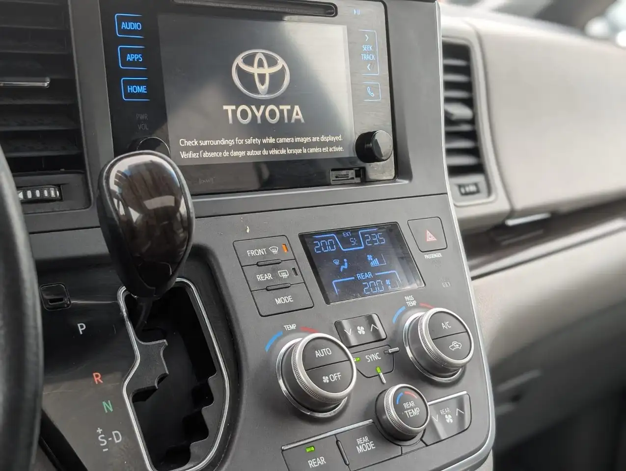 Toyota Sienna снимка Toyota Sienna