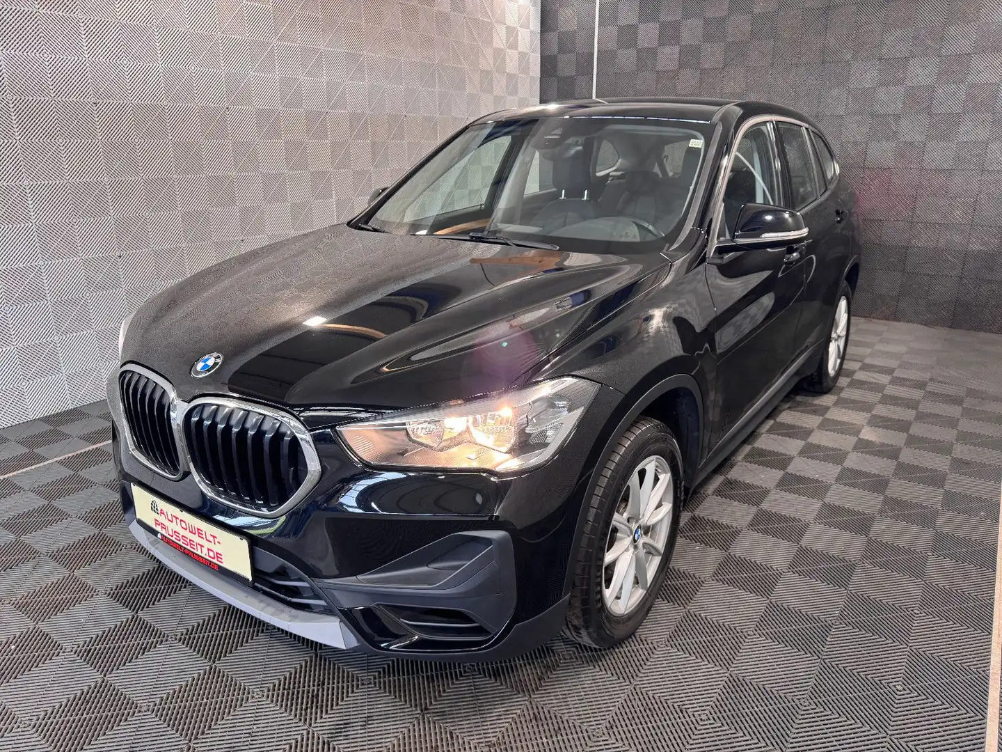 BMW X1 sDrive 18i*ADVANTAGE*AHK-ACC-NAVI-SHZ-PDC Schwarz - 2