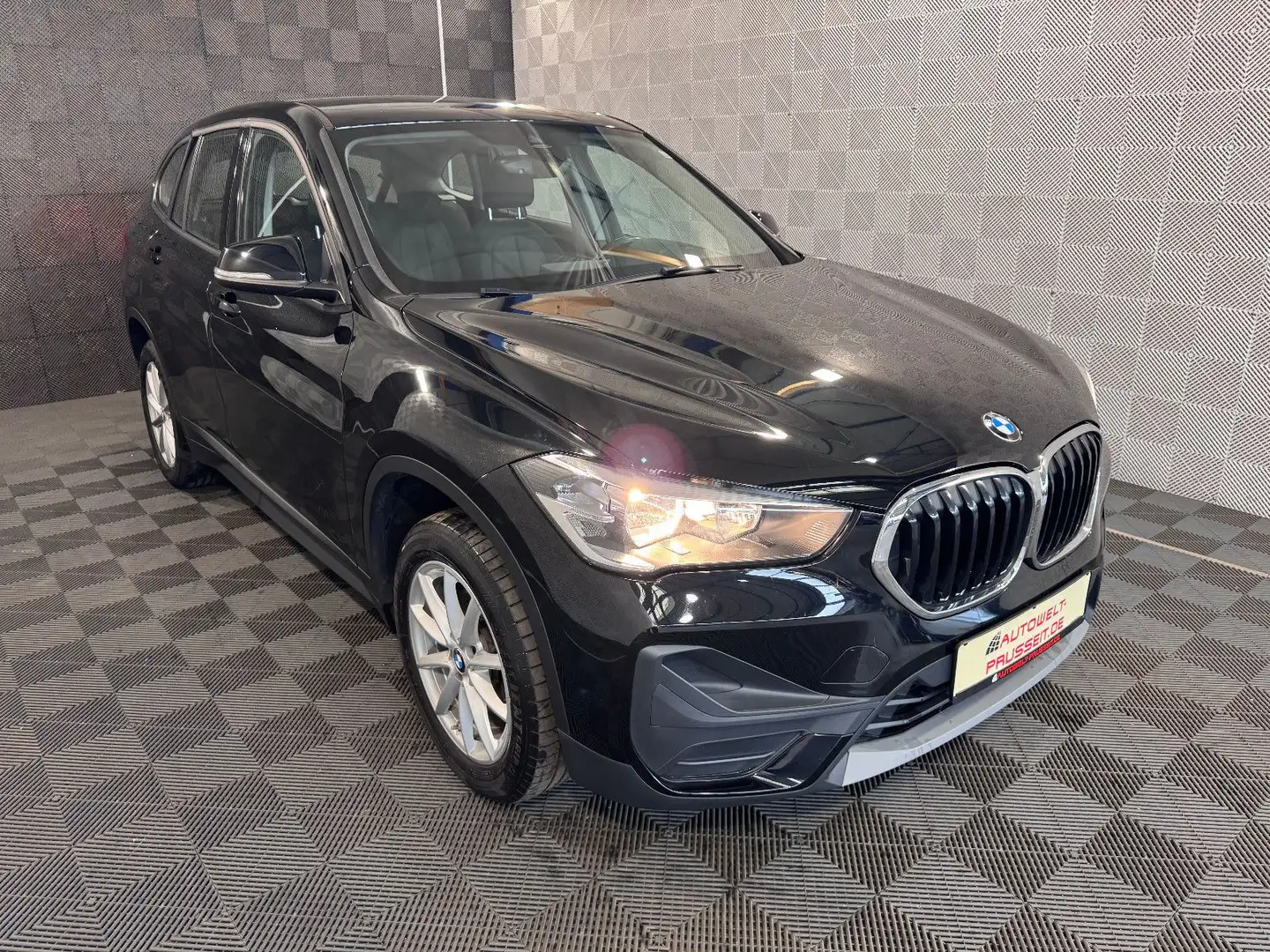 BMW X1 sDrive 18i*ADVANTAGE*AHK-ACC-NAVI-SHZ-PDC Schwarz - 1