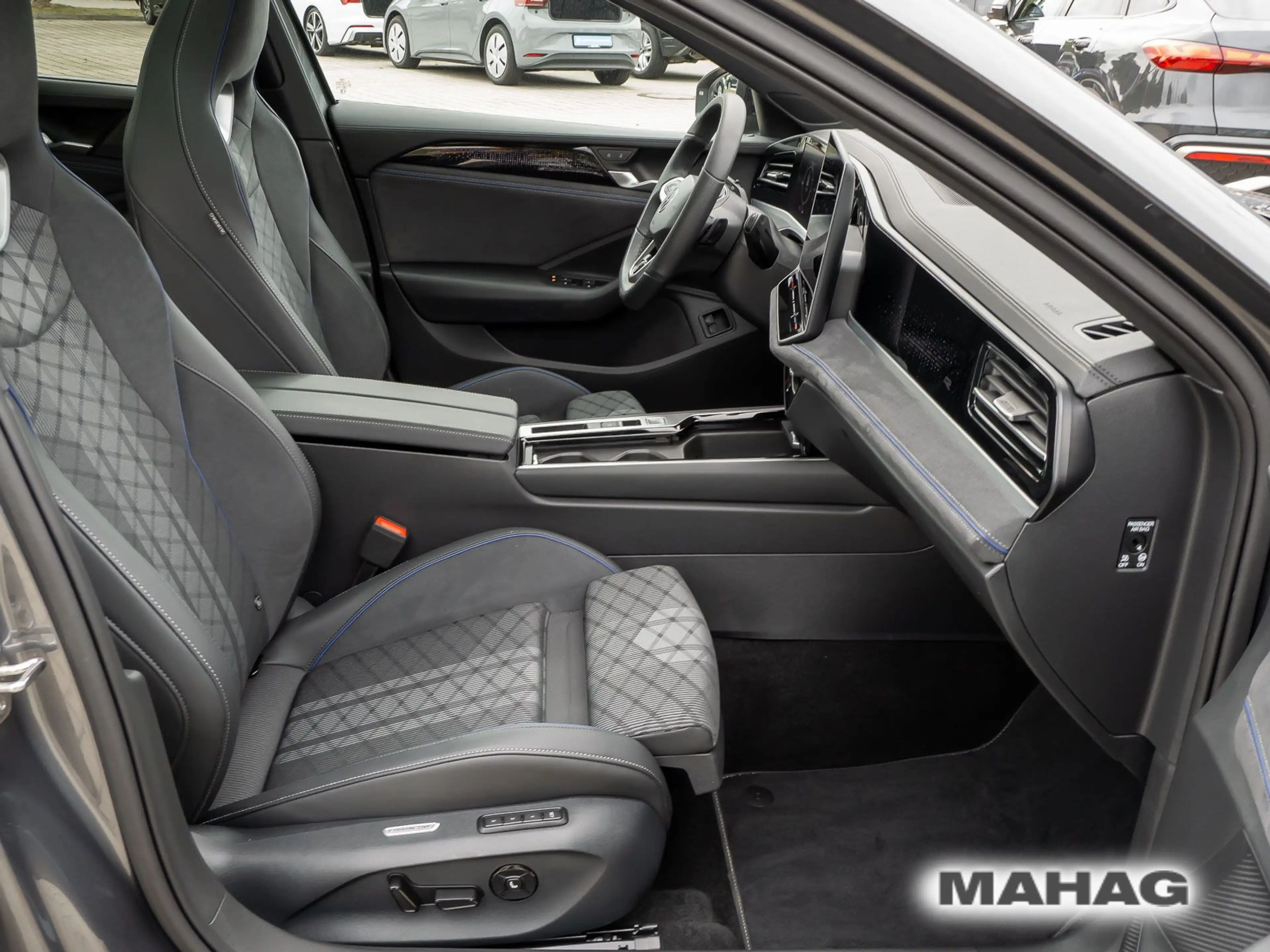 Volkswagen Passat Variant R-Line 1.5 TSI eHybrid IQ.Light I — photo 12