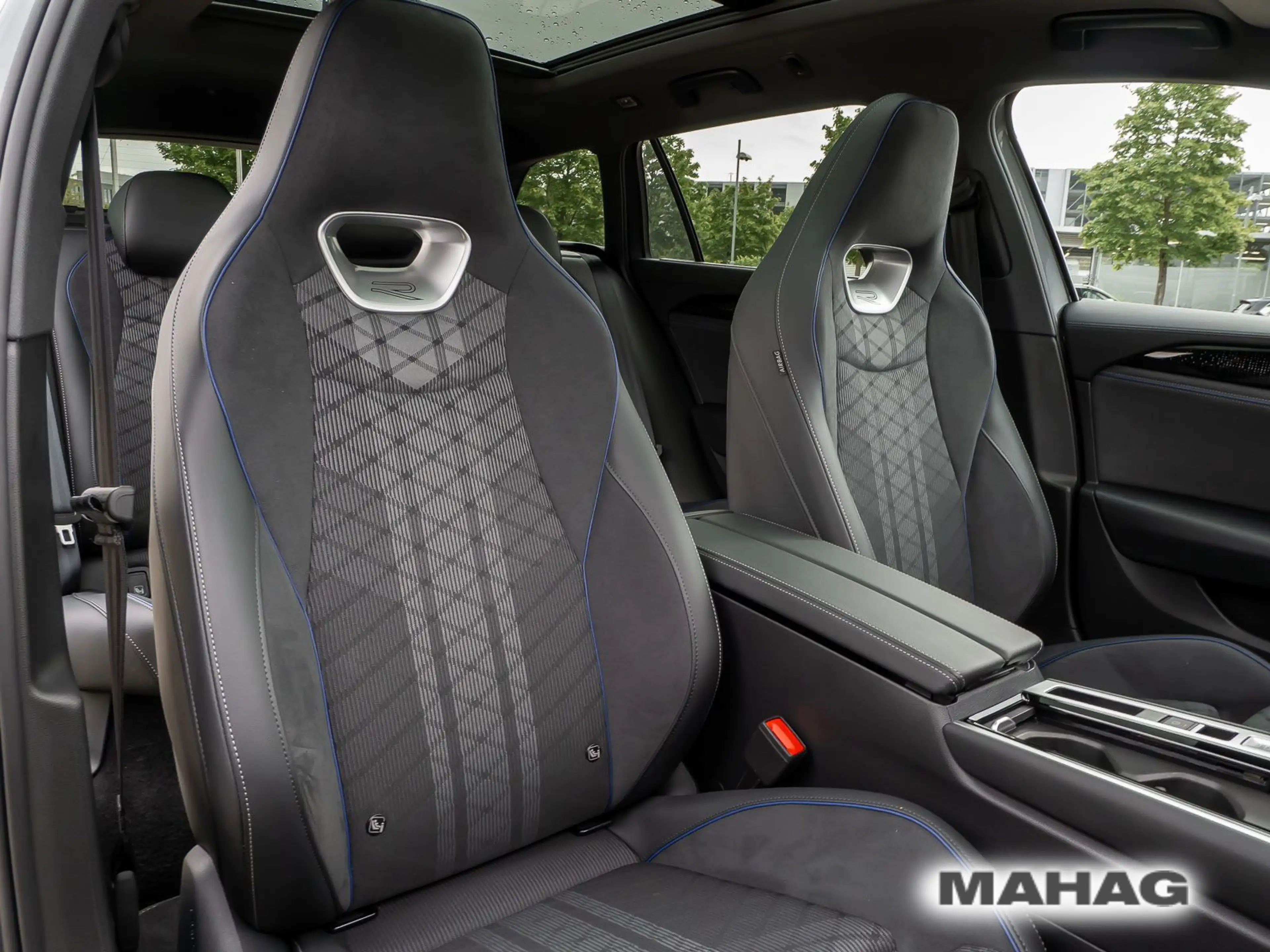 Volkswagen Passat Variant R-Line 1.5 TSI eHybrid IQ.Light I — photo 13