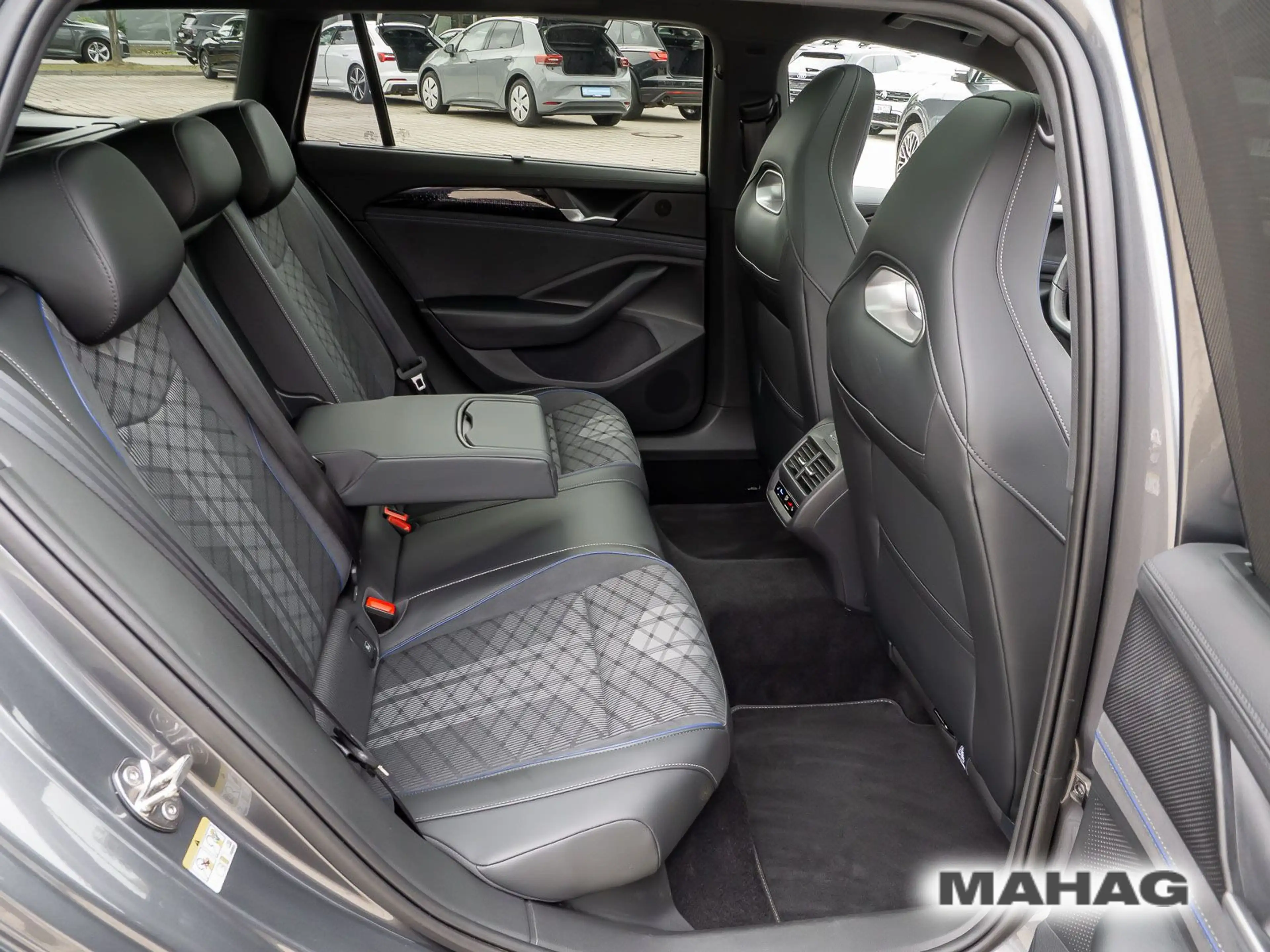 Volkswagen Passat Variant R-Line 1.5 TSI eHybrid IQ.Light I — photo 14