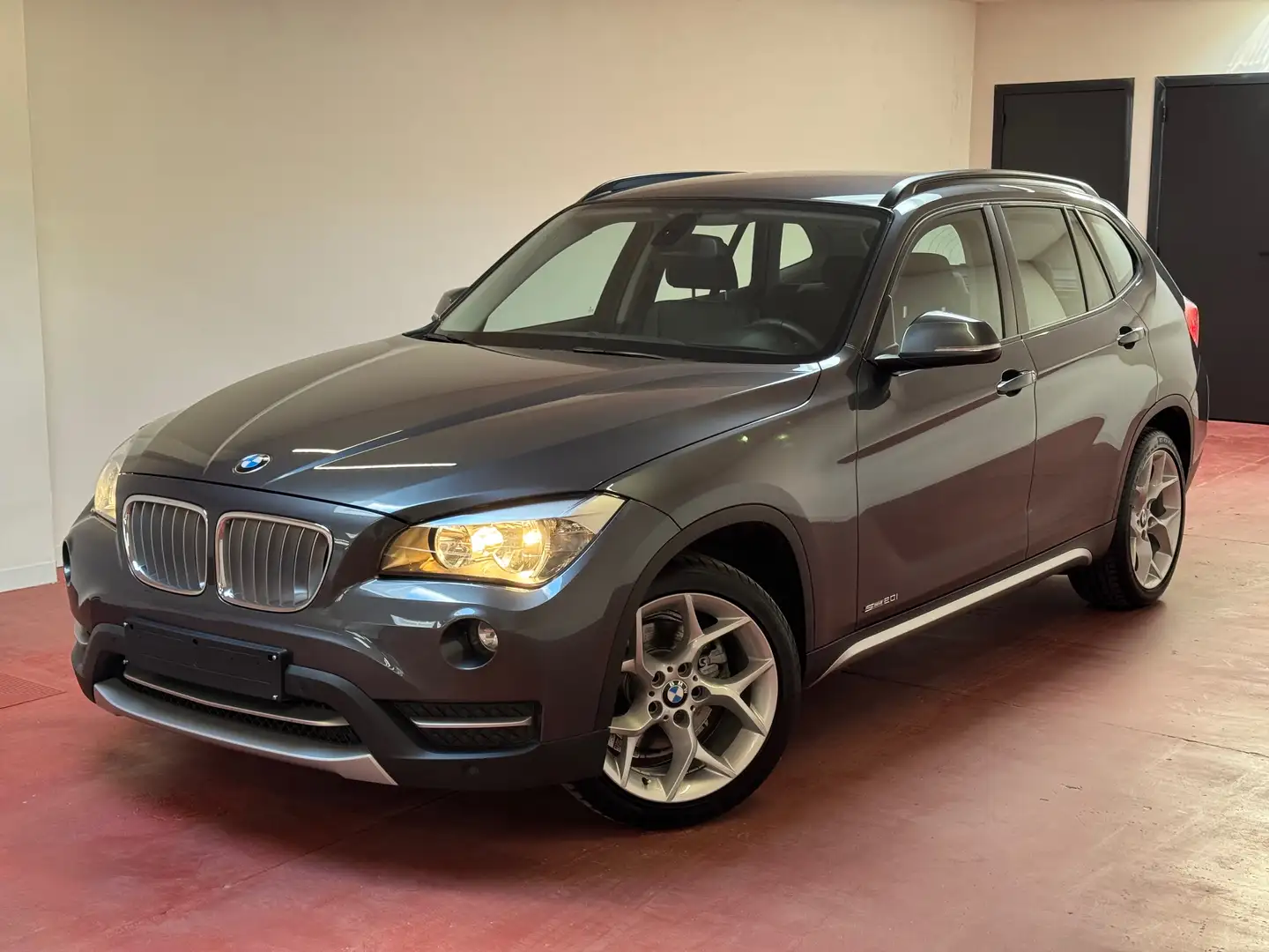 BMW X1 X1 sDrive20i Sport Line Grijs - 1
