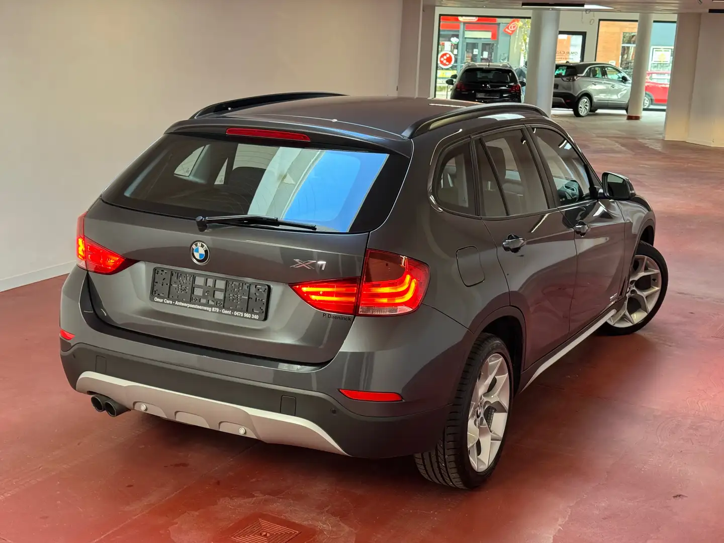 BMW X1 X1 sDrive20i Sport Line Grijs - 2