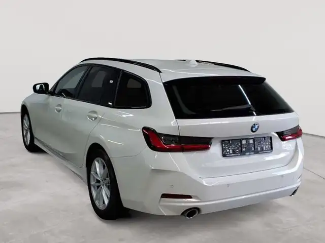 BMW 3 Series view 5