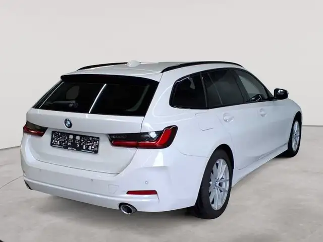 BMW 3 Series view 4