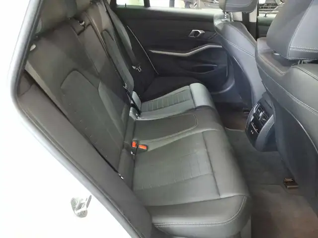 BMW 3 Series view 14