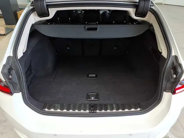 BMW 3 Series view 15