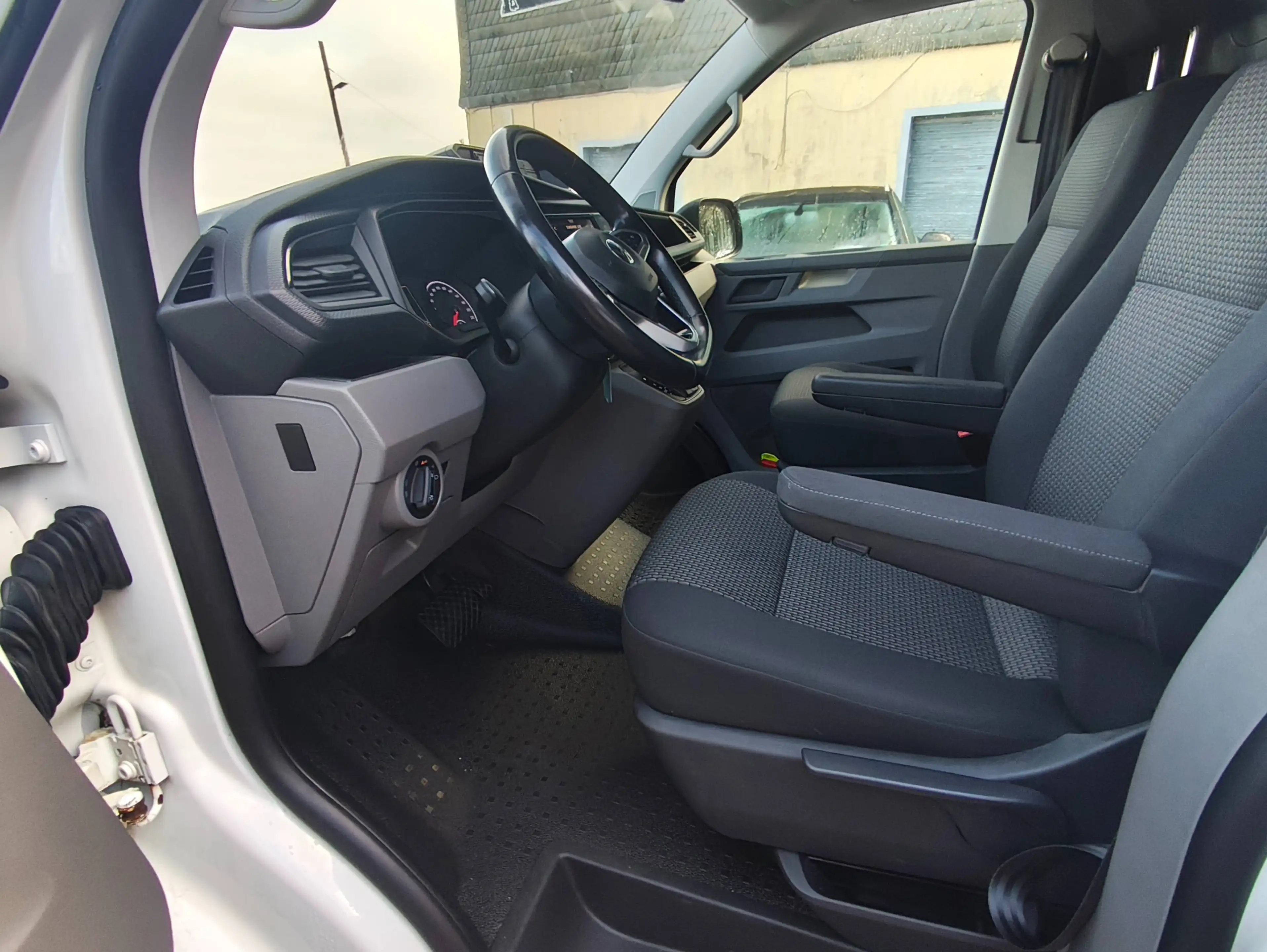 Volkswagen T6.1 Transporter lang /Automatik/DAB/AppConect/ACC/MFL/Light Ass — photo 15