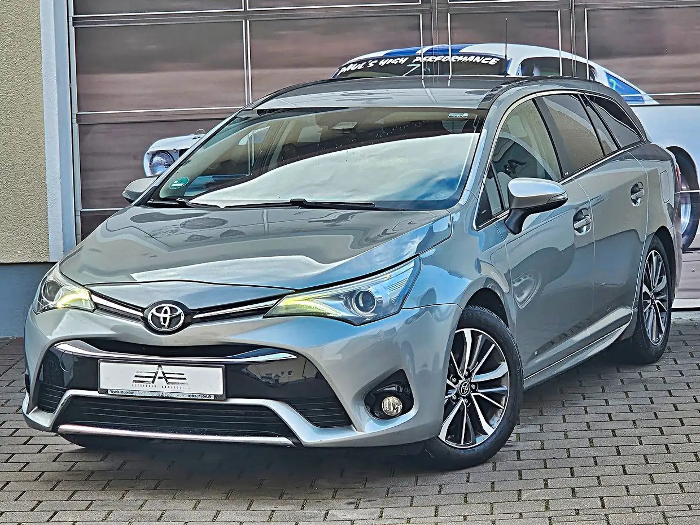 Toyota Avensis Touring Sports Edition-S+ *Prins LPG* Grau - 2
