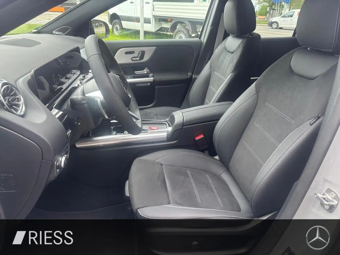 Mercedes-Benz GLA 250 4M AMG+AHK+PANO+360+MULTIBEAM+HUD+DISTRONIC Grigio - 2