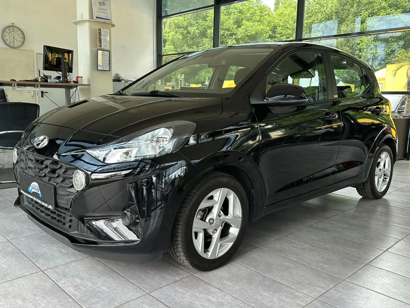 Hyundai i10 *Automatik*wenig KM*bis zu 10J. MPR-Garantie Schwarz - 1