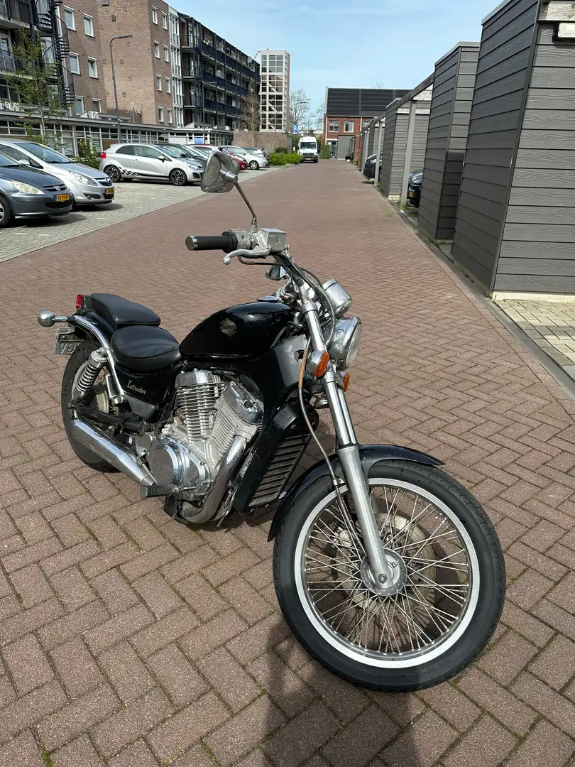Suzuki Intruder C VS700 Fekete - 1