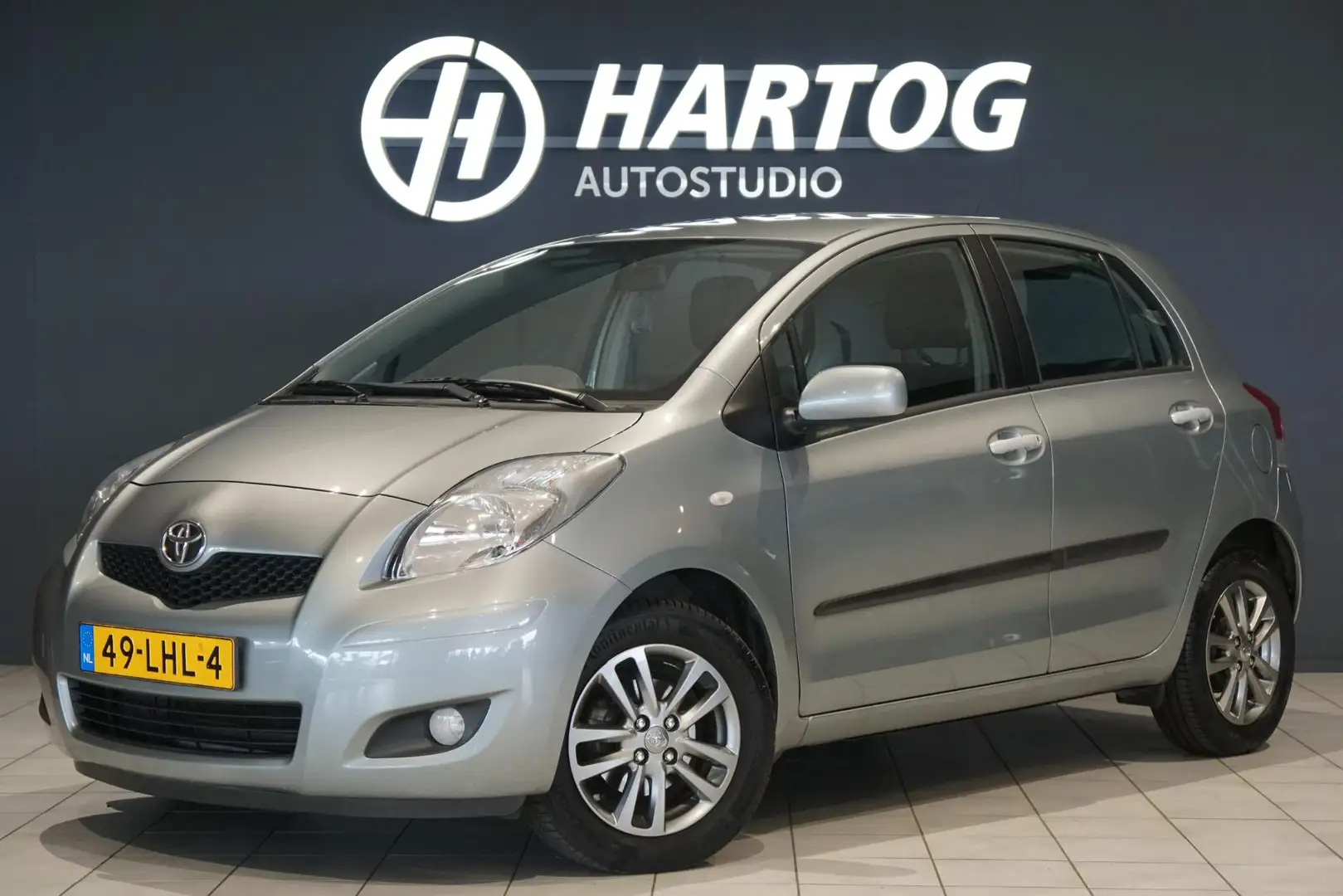 Toyota Yaris 1.3 VVTi Aspiration + CLIMATE CONTROL / 2E EIGENAA Grau - 1