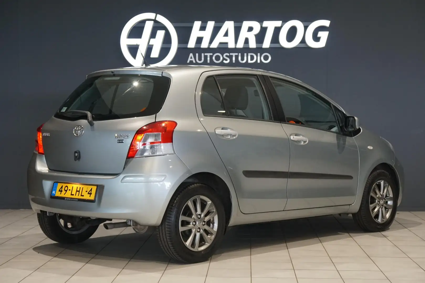 Toyota Yaris 1.3 VVTi Aspiration + CLIMATE CONTROL / 2E EIGENAA Grau - 2