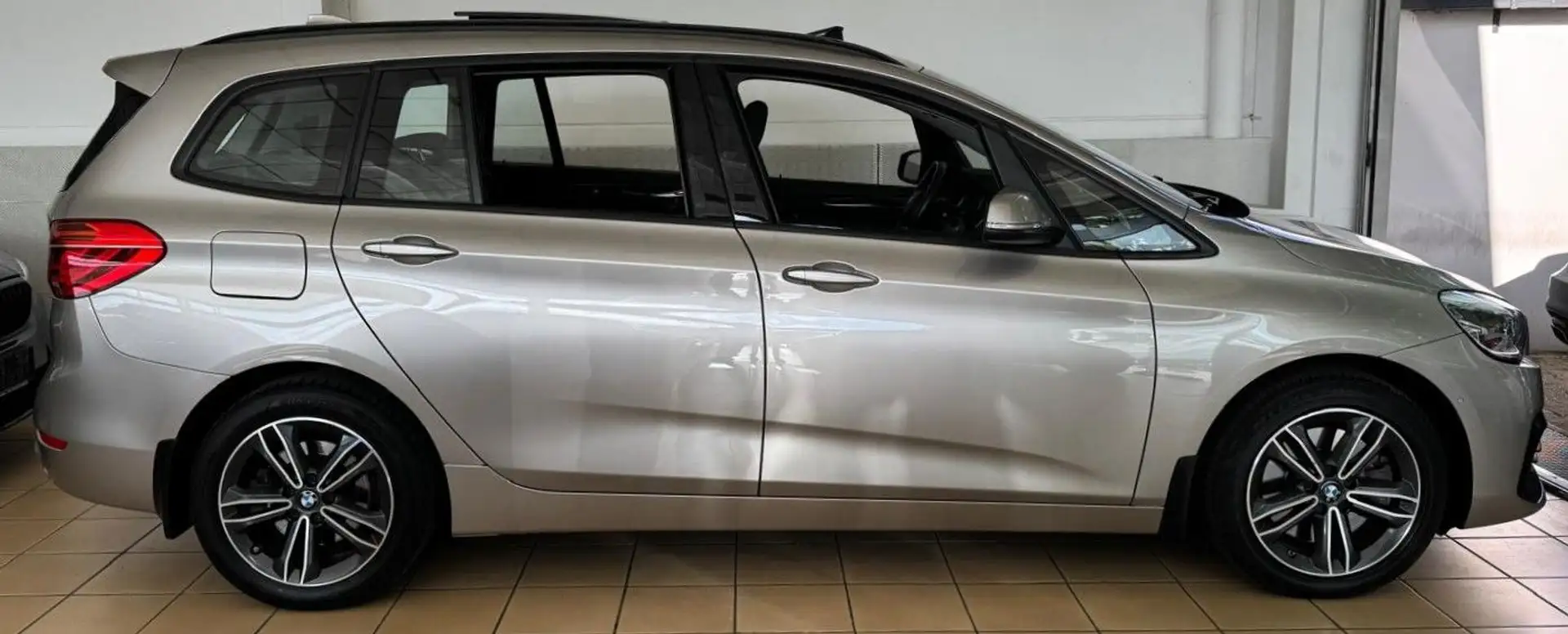 BMW 220 220 d xDrive 7-Sitzer LED Kamera Key-Go Sport Line Argent - 2