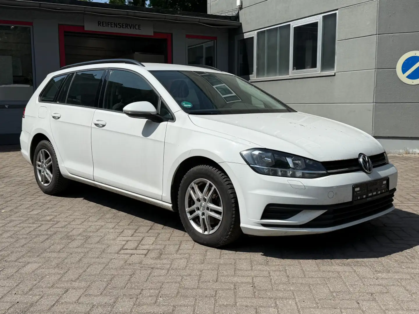 Volkswagen Golf Variant 1.6 TDI Trendline NAV+SHZ+TEMP+LM Weiß - 1