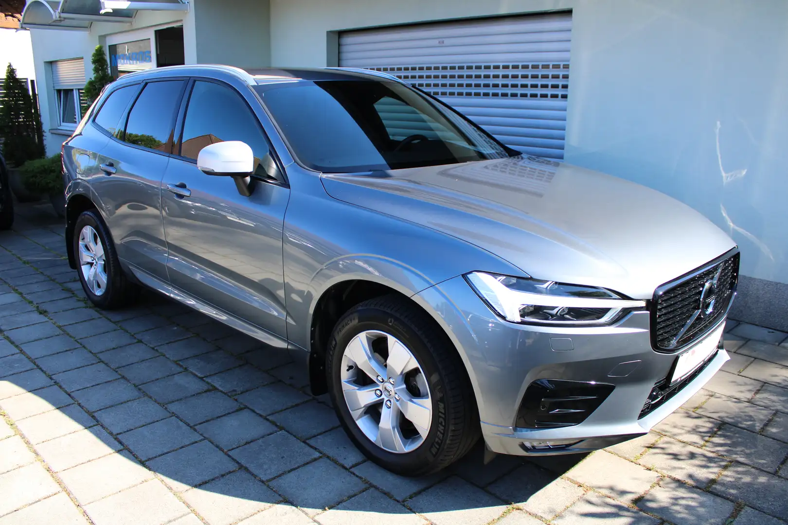 Volvo XC60 D4 AWD R-Design Navigation LED Leder BLIS Rückfaka Grau - 1